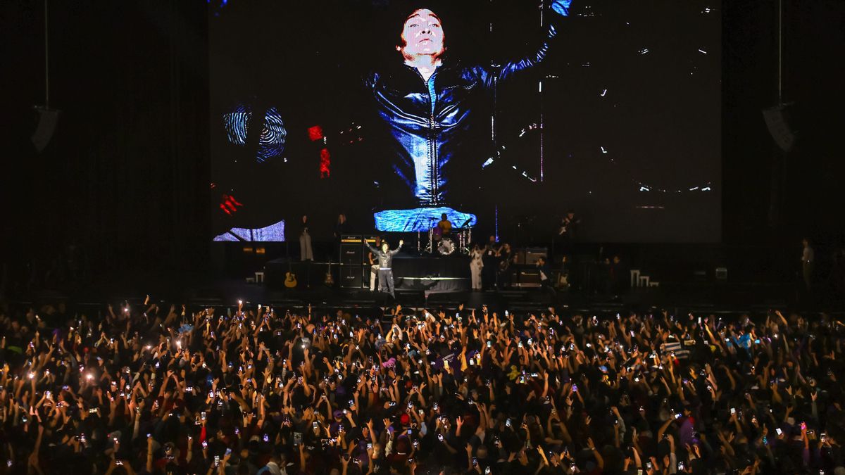 El presidente de Argentina, Javier Milei (c), reacciona durante un evento este lunes, en Buenos Aires (Argentina).