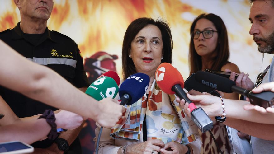 TORREJÓN DE ARDOZ (MADRID), 01/08/2025.- La ministra de Defensa, Margarita Robles, atiende a los medios durante su visita este viernes al Cuartel General de la Unidad Militar de Emergencias, donde ha mantenido una videoconferencia con los diferentes Batallones de Intervención de Emergencias. EFE/ Chema Moya