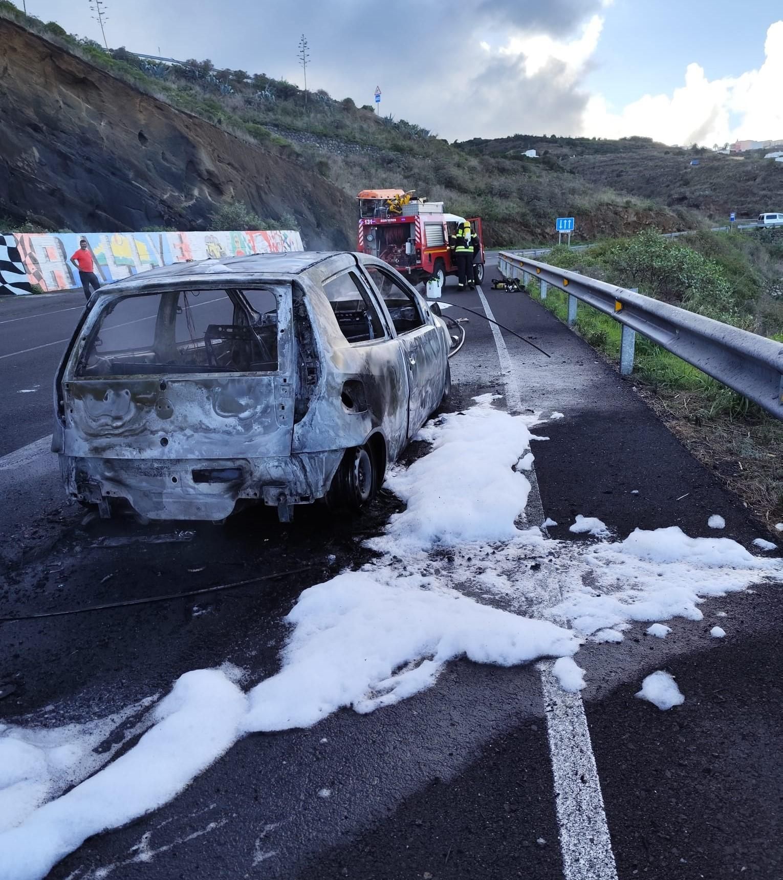 Vehículo afectado por el incedio.