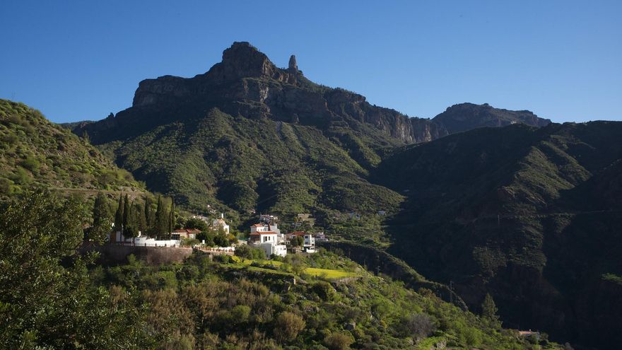 El Roque Nublo custodia desde las alturas al pueblo de Tejeda.