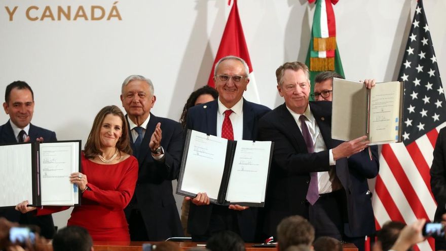 La primera ministra de Canadá, Chrystia Freeland; el presidente de México, Manuel López Obrador; el académico mexicano José Antonio Seade Kuri y el representante de la Casa Blanca, Robert Lighthizer, posan durante la firma de la nueva versión del acuerdo comercial T-MEC.