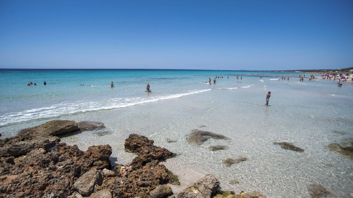 En la imagen de archivo, el mar Mediterràneo desde la playa de Son Bou, Menorca (Islas Baleares)