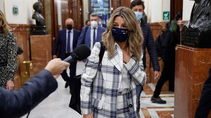 Yolanda Díaz en los pasillos del Congreso.