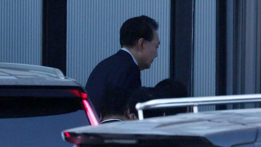 Corea del Sur detiene al presidente que declaró la ley marcial tras horas de forcejeos con sus partidarios