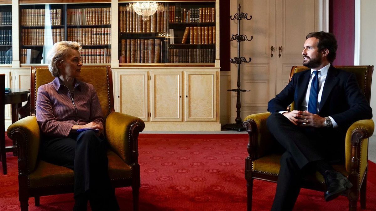 El presidente del PP, Pablo Casado, junto a la presidenta de la Comisión Europea, Ursula von der Leyen. En Bruselas, 15 de octubre de 2020.