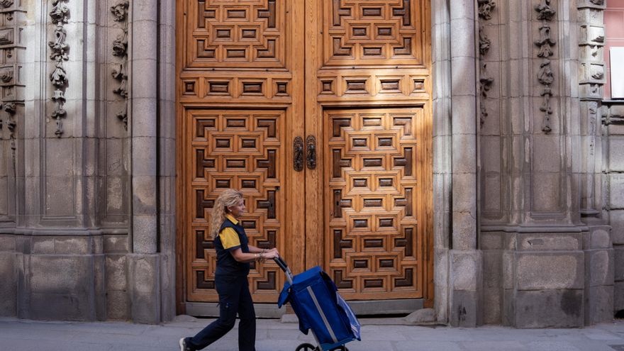 Correos se reinventa ante una sociedad que ya no envía cartas: "Nos transformamos o morimos"