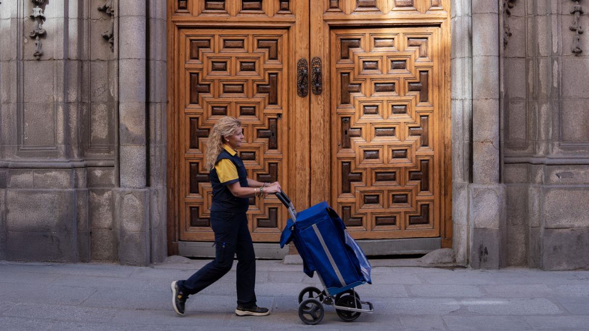 Correos se reinventa ante una sociedad que ya no envía cartas: "Nos transformamos o morimos"