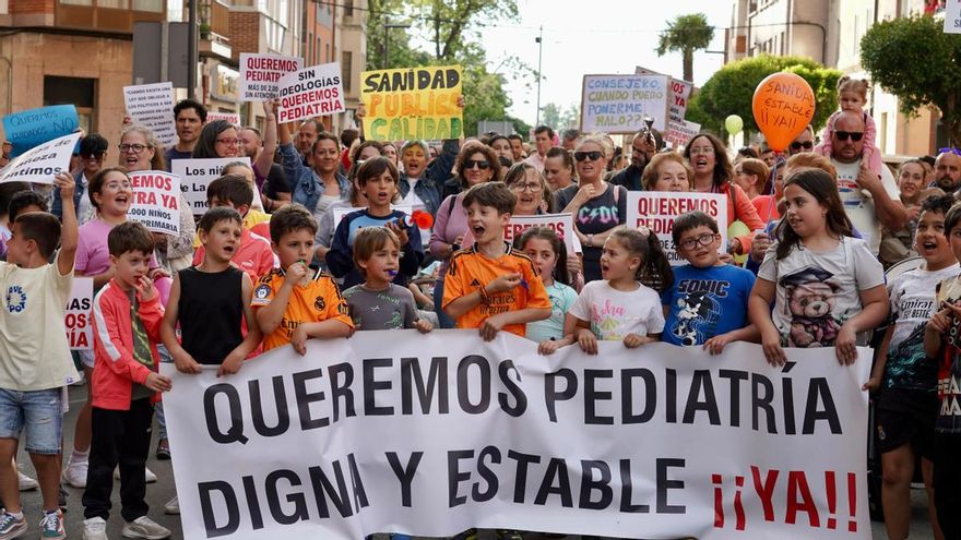 La protesta contra los recortes en Pediatría crece en La Bañeza y suma ya más de mil personas en la calle