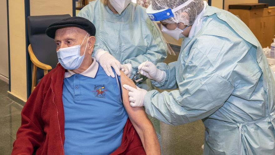 Los casos de COVID-19 en residencias se han reducido un 95% desde que hace efecto la vacunación