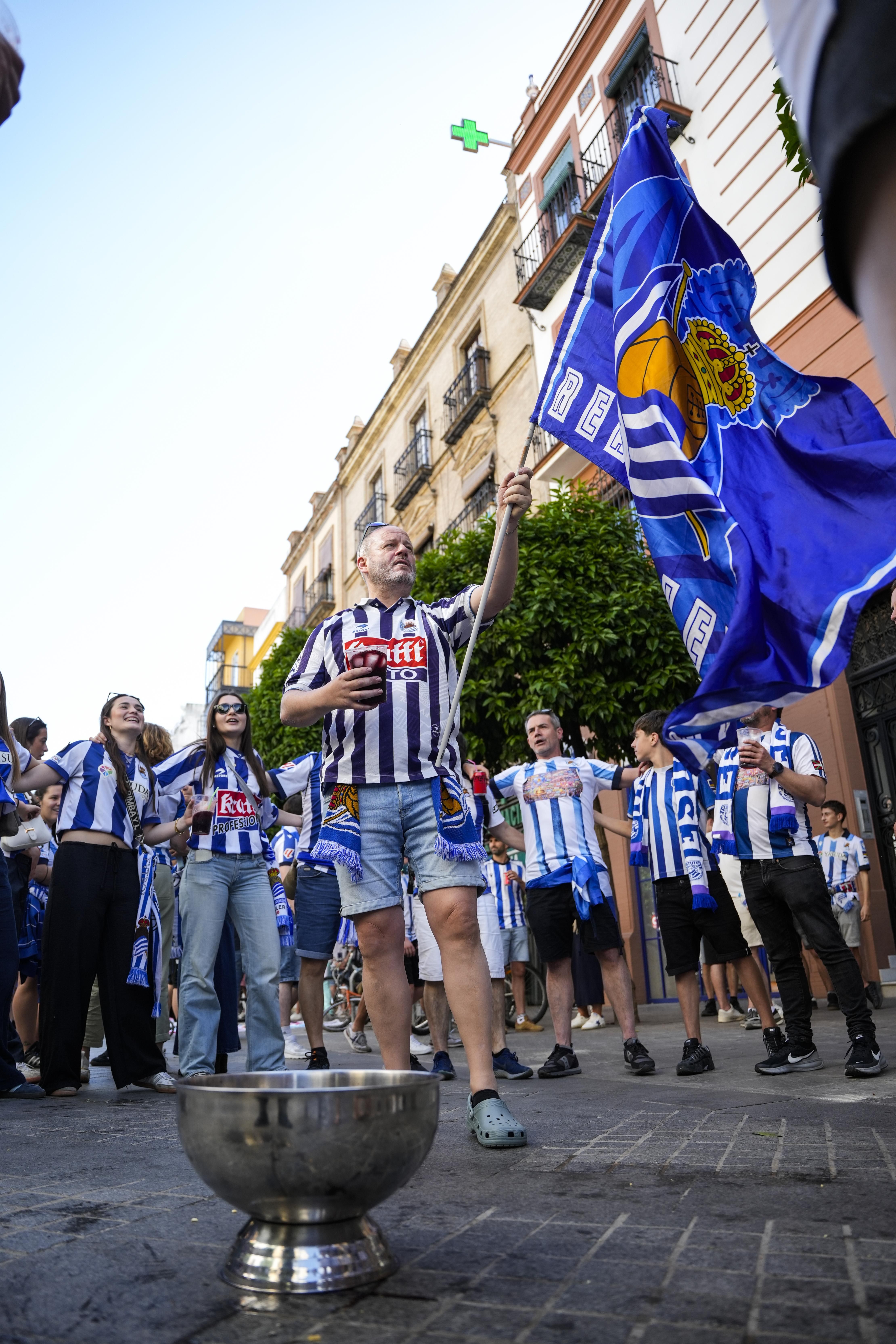 Aficionados de la Real Sociedad tiñen Sevilla de txuri-urdin en la previa de la final de la Copa del Rey.