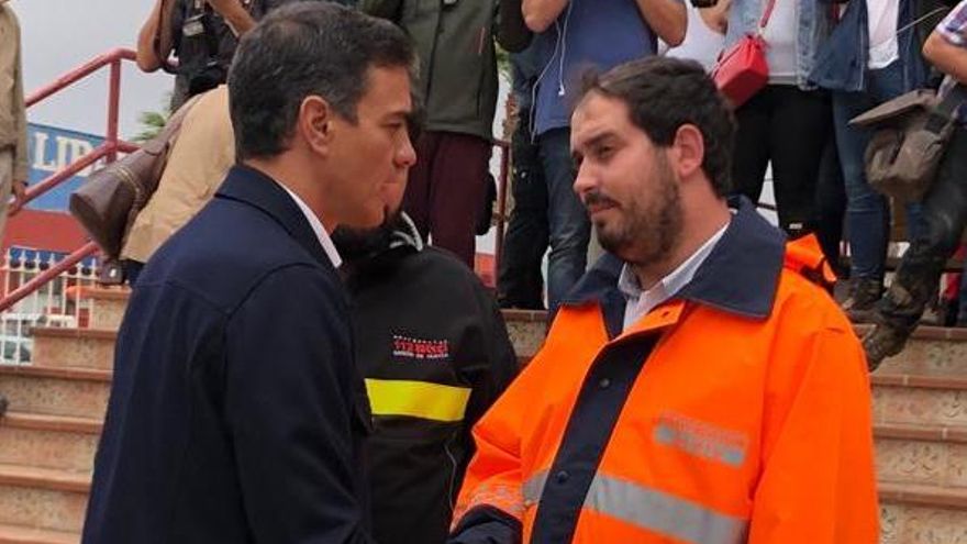 El presidente Pedro Sánchez junto a Mario Cervera, alcalde de Los Alcázares