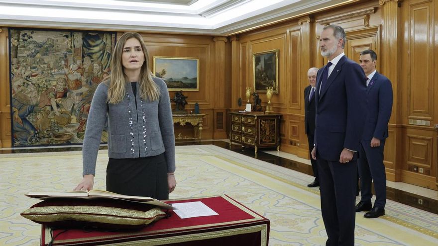 Felipe VI preside el acto de promesa de la vicepresidenta tercera y ministra para la Transición Ecológica y el Reto Demográfico, Sara Aagesen, quien sustituye a Teresa Ribera, este lunes en el Palacio de la Zarzuela.