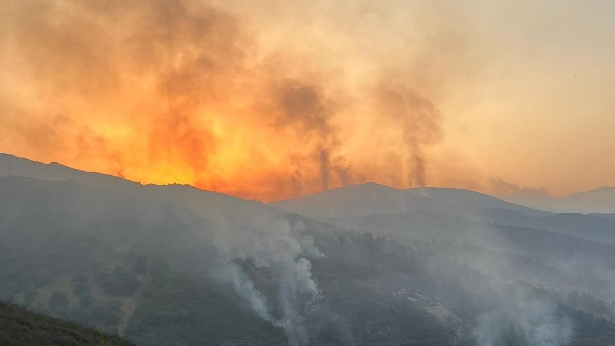 Yeres, rodeado por las llamas de un incendio forestal declarado en los montes de la localidad y el de Llamas de Cabrera que se acerca a su captación de agua.