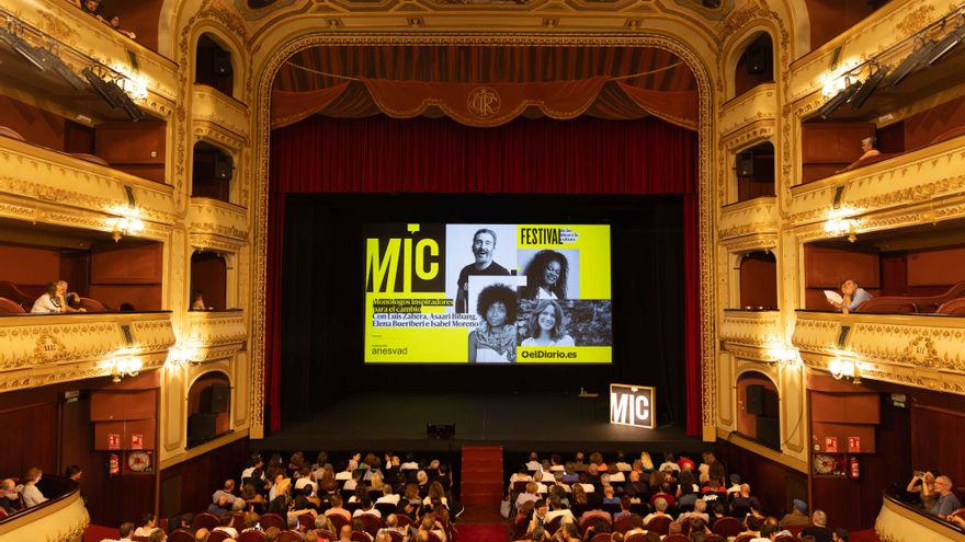 El Teatro Rosalía de Castro justo antes de comenzar la función