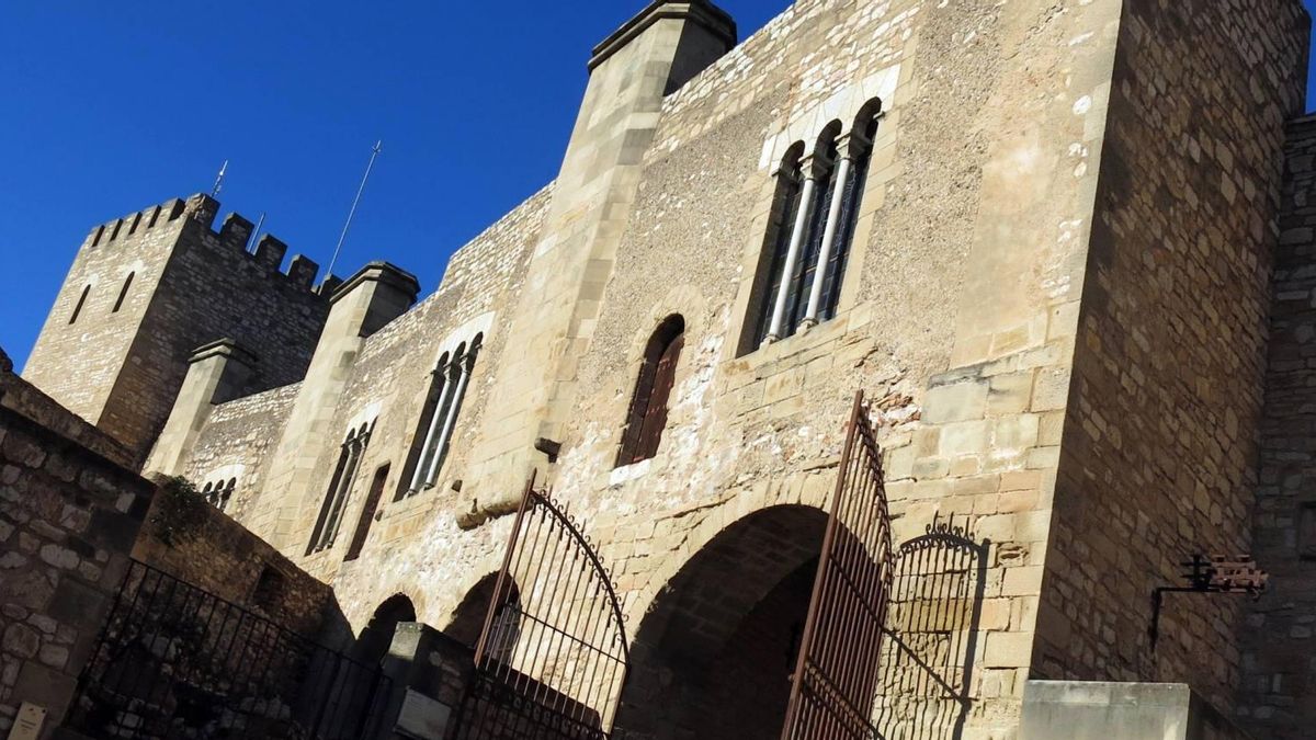 De las antiguas estructuras se conservan las murallas exteriores, las arcadas góticas de acceso, la nave del histórico polvorín y los restos arqueológicos