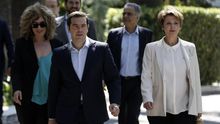 Alexis Tsipras sale del Palacio presidencial con los nuevos miembros de su Gobierno tras jurar sus cargos. / Thanassis Stavrakis AP Photo
