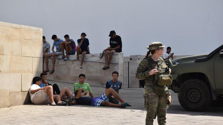 Varios militares dan apoyo a efectivos de la Policía Nacional en Ceuta, a 10 de agosto de 2026, en Ceuta (España).