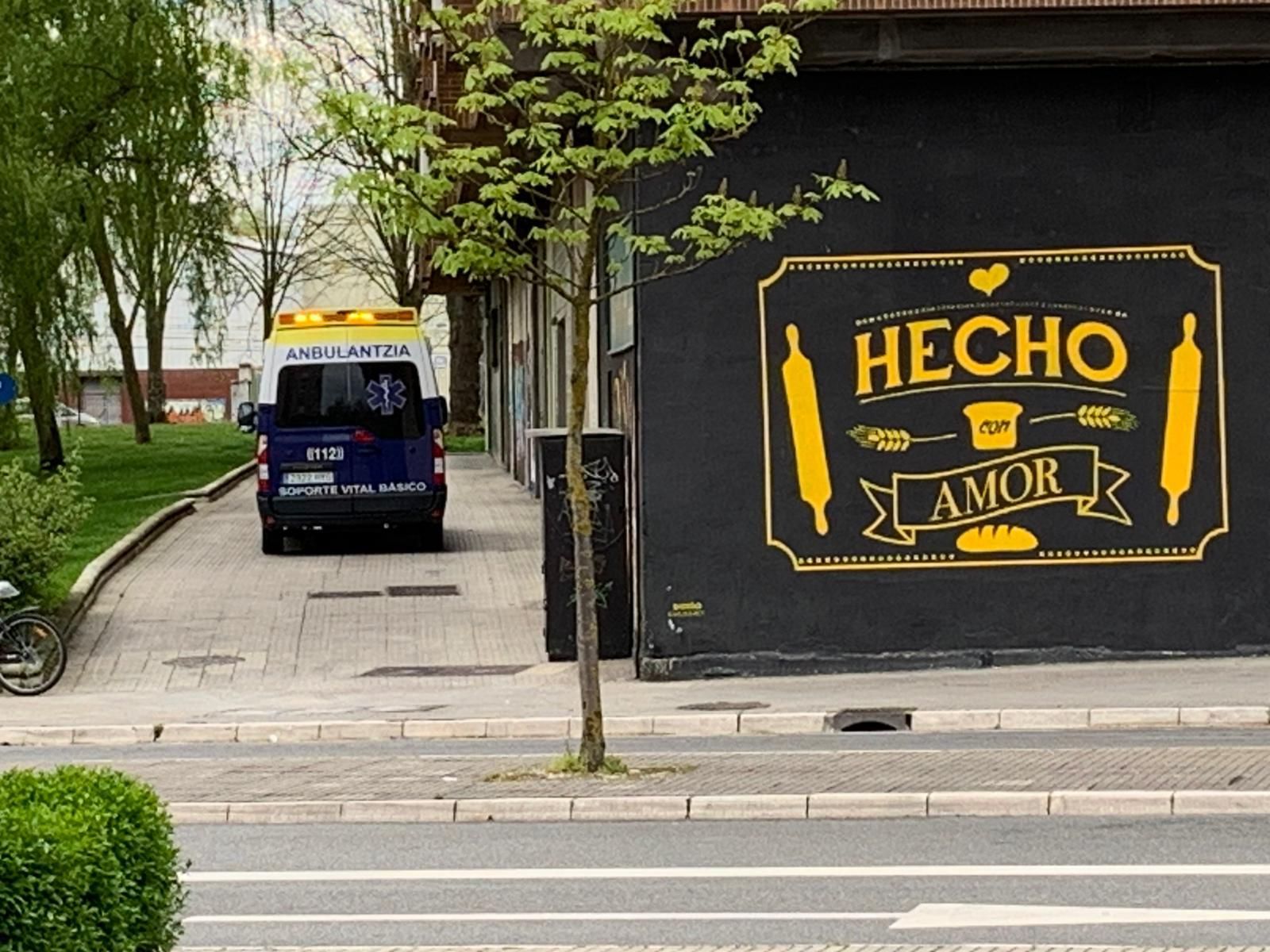Una ambulancia, en la calle Florida de Vitoria