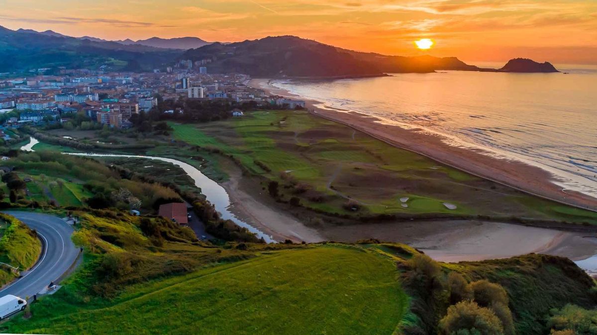 Entre mar y viñedos: la bonita ruta senderista que atraviesa el Camino del Norte y puedes hacer en Euskadi