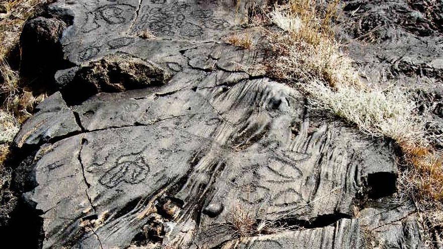 Panel con petroglifos en el Julan, El Hierro.