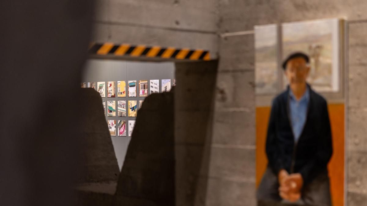 Félix de la Concha guía un recorrido por sus pinturas con diálogo con gentes de Fabero de su exposición de Ponferrada