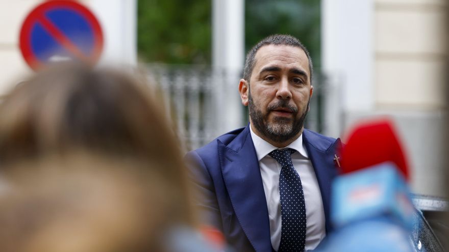 El empresario Víctor de Aldama a su llegada al Tribunal Supremo este miércoles donde continúa el juicio al exministro José Luis Ábalos, a su asesor Koldo García y al empresario Víctor de Aldama por presunta corrupción en la venta de material sanitario. EFE/ Javier Lizón