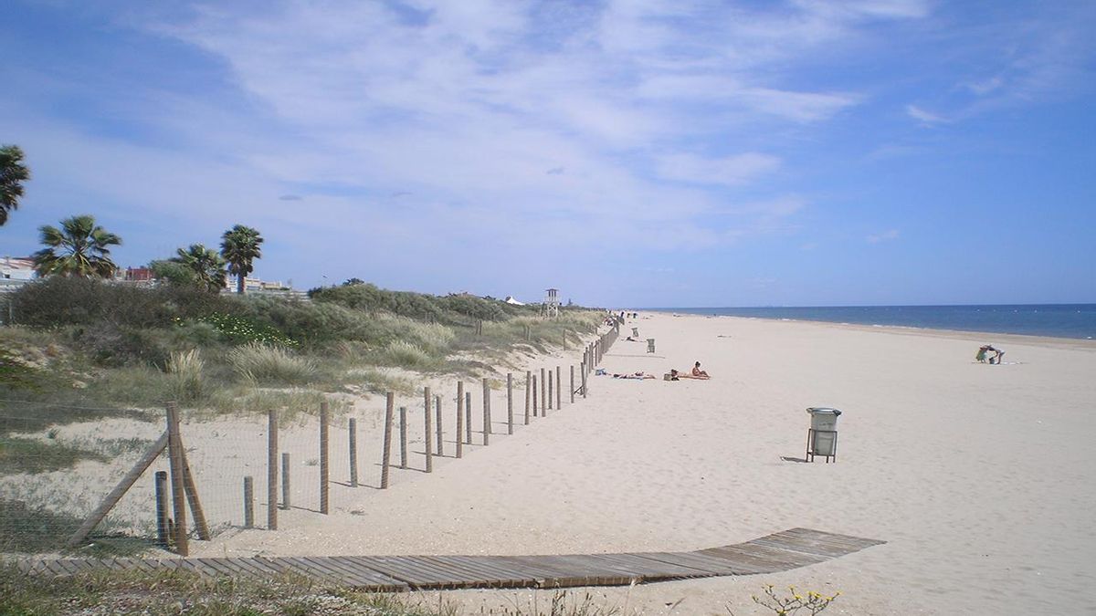 La tranquila playa de Huelva rodeada de dunas y pinares con más de un kilómetro de arena frente al Atlántico