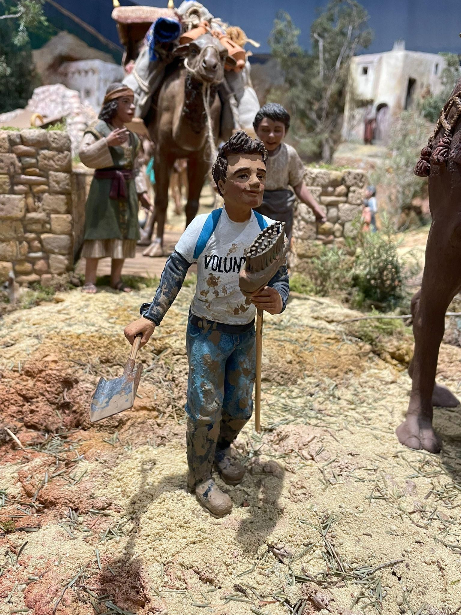 Escena del belén municipal que homenajea a los voluntarios de la DANA.