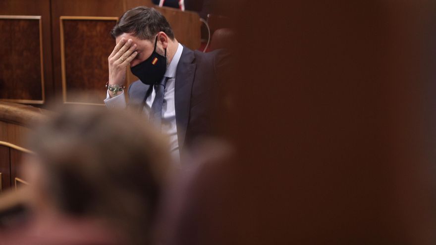 El presidente de Vox, Santiago Abascal, mira hacia abajo durante la segunda sesión del pleno en el que se debate la moción de censura planteada por Vox, en el Congreso de los Diputados