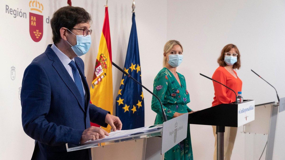 El consejero de Salud, Manuel Villegas; la portavoz del Gobierno, Ana Martínez Vidal, y la consejera de Política Social, Isabel Franco