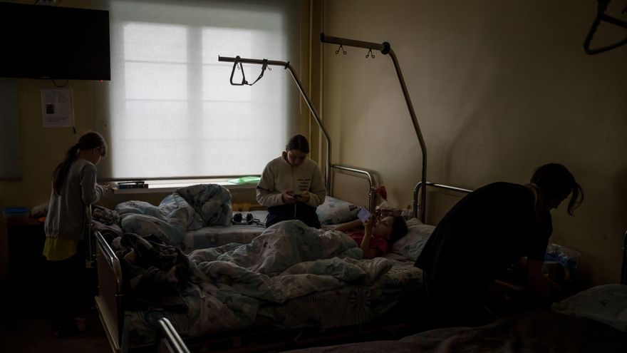 Una mujer con su hijo en la habitación del hospital clínico infantil regional, en Leopolis (Ucrania), el pasado mes de abril. EFE/Miguel Gutiérrez