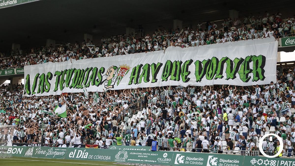 Imagen del fondo sur de El Arcángel en la fase de ascenso a Segunda