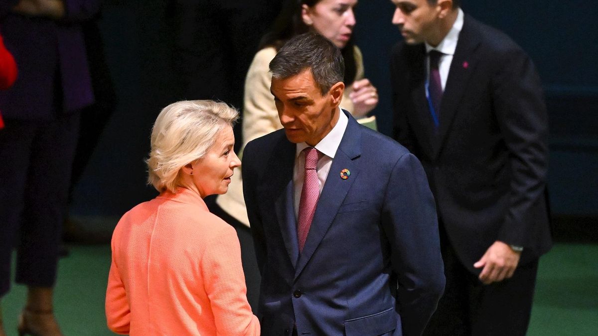 La presidenta de la Comisión Europea, Ursula Von der Leyen, conversa con el presidente del Gobierno, Pedro Sánchez.
