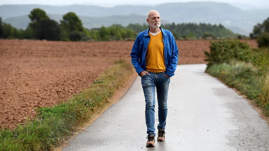 Alejandro Palomas, paseando por los alrededores de su casa