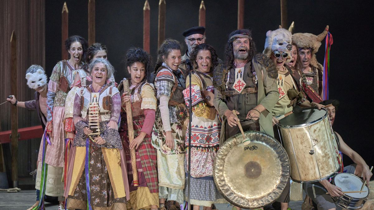 Un 'Fuenteovejuna' brutal grita con voz feminista por el fin de las guerras y la violencia