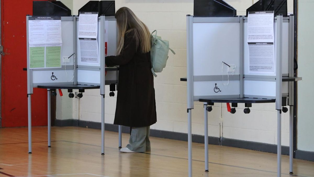 Una mujer emite su voto este 8M de 2024 en Irlanda durante la consulta sobre la definición de familia y el papel de la mujer.