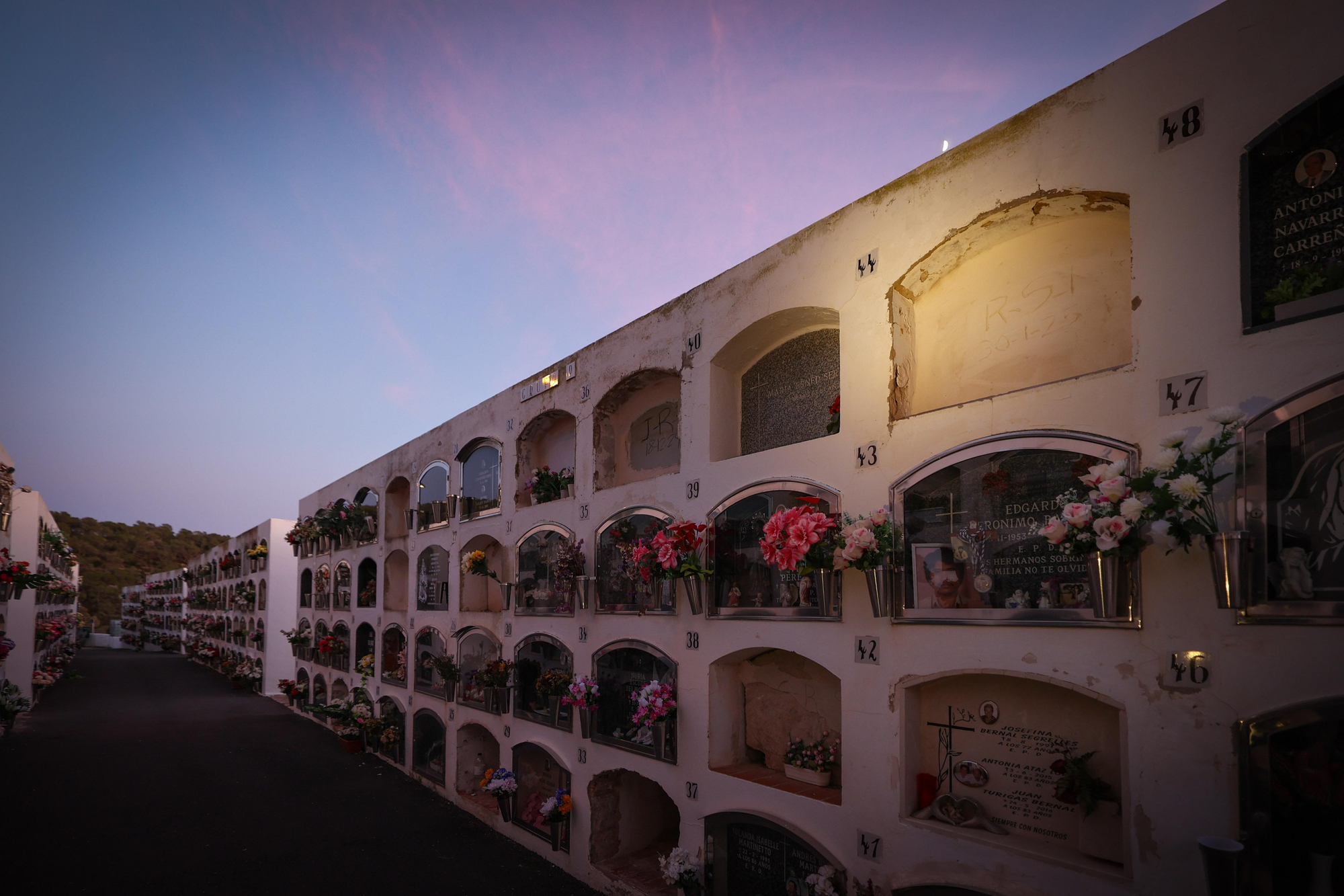Varios nichos con sus ofrendas en uno de los sectores del camposanto de Vila