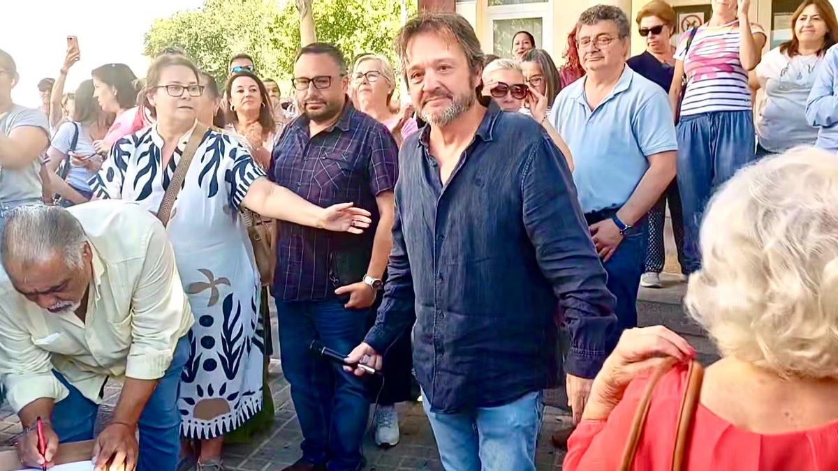 Juan Carlos Nieto, en el centro de la imagen, arropado por centenares de personas