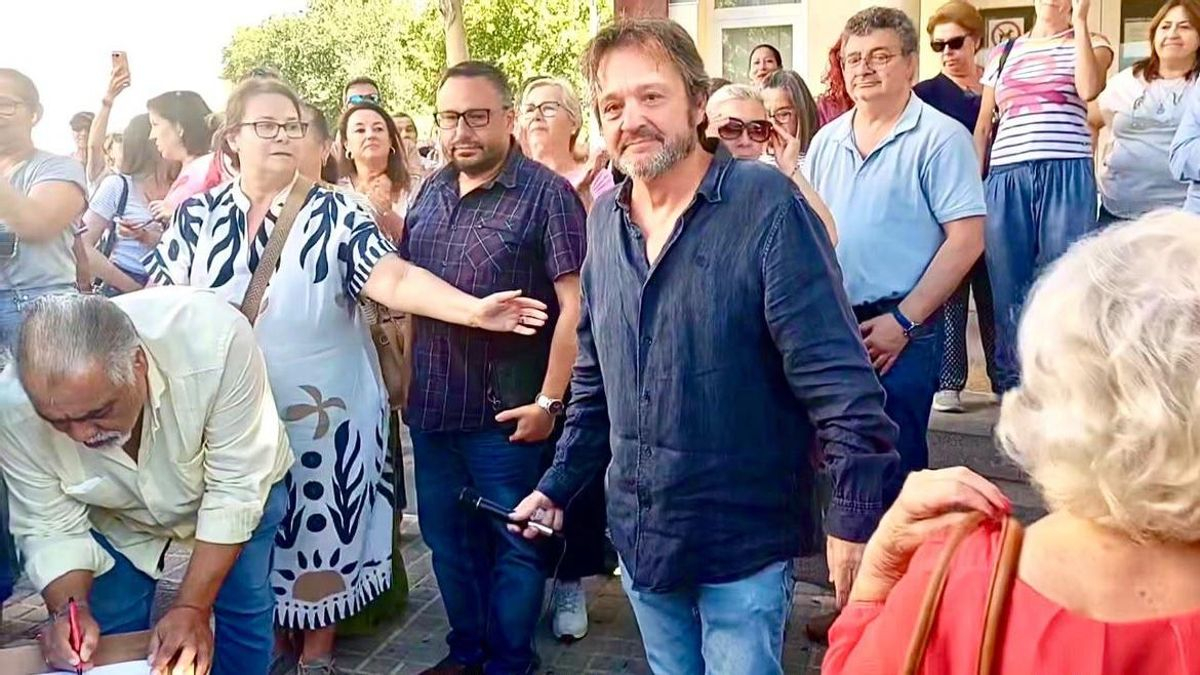 Juan Carlos Nieto, en el centro de la imagen, arropado por centenares de personas