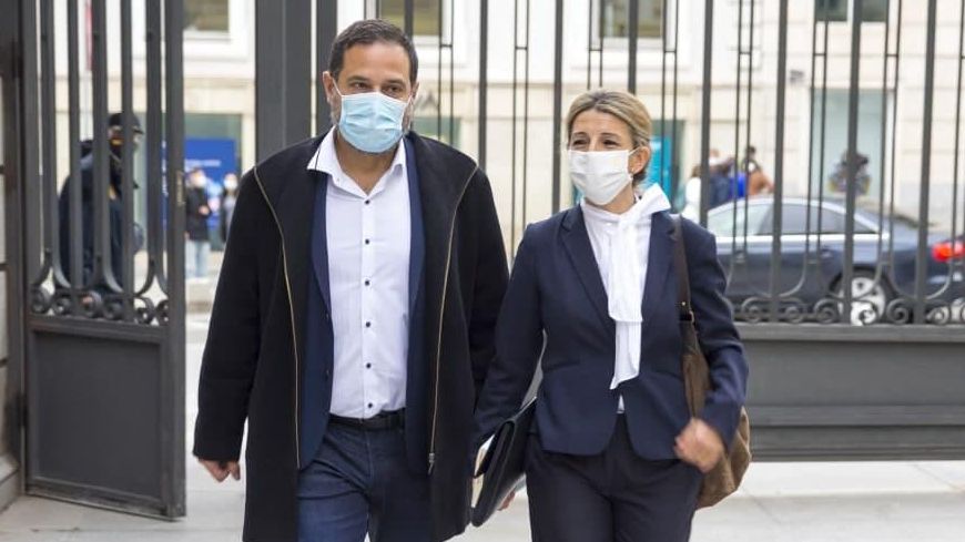 La vicepresidenta tercera y ministra de Trabajo y Economía Social, Yolanda Díaz, acompañada de su jefe de Gabinete, Josep Vendrell, en el patio del Congreso.