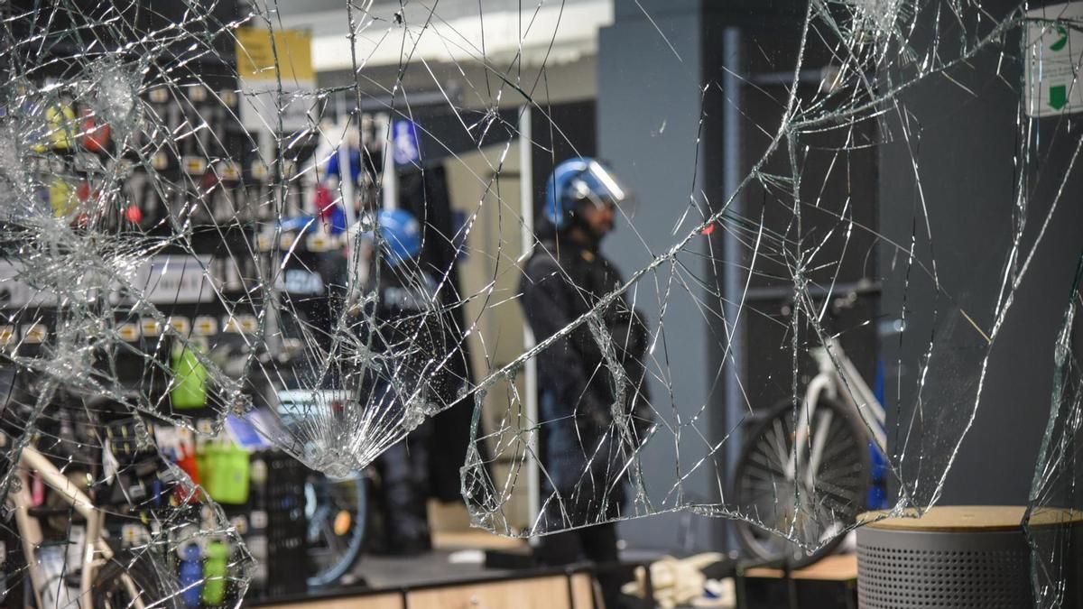 Una tienda Decathlon presenta cristales rotos y escombros esparcidos en su entrada tras los disturbios registrados en el centro de Milán, Italia, el 18 de octubre de 2026