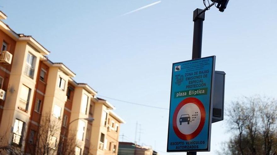 El Gobierno de Almeida impide renovar el SER a más de 800 abonados sin etiqueta pese a prometer una exención general