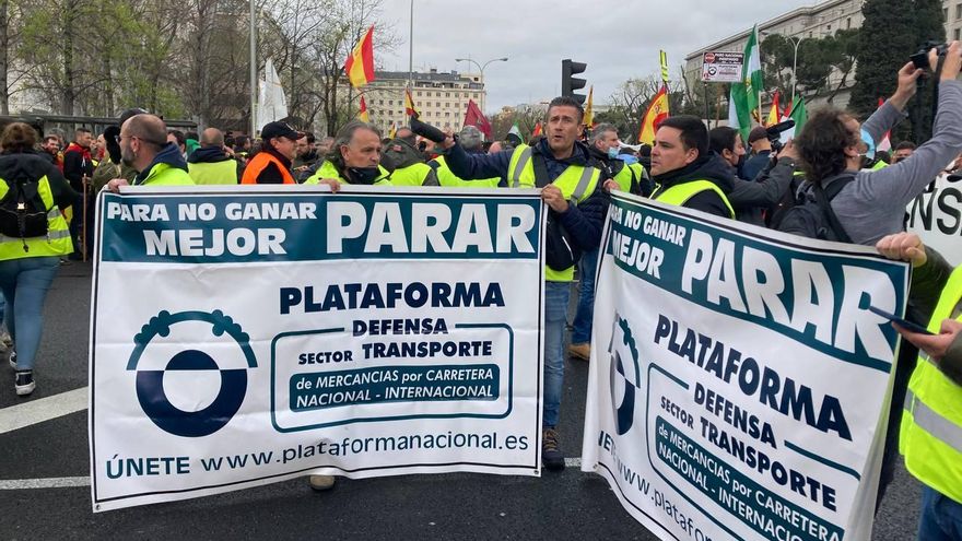 Los camioneros recorren las calles de Madrid en protesta por la falta de ayudas del Gobierno.