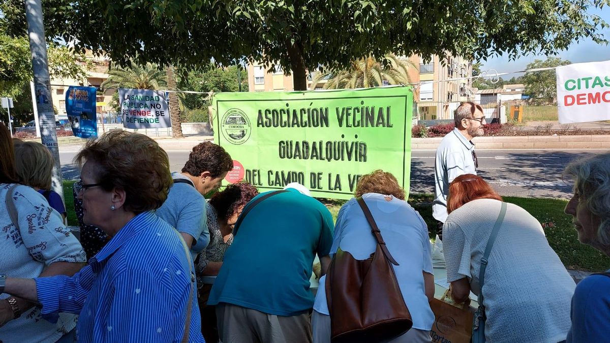 Recogida de firmas frente al centro de salud Sur