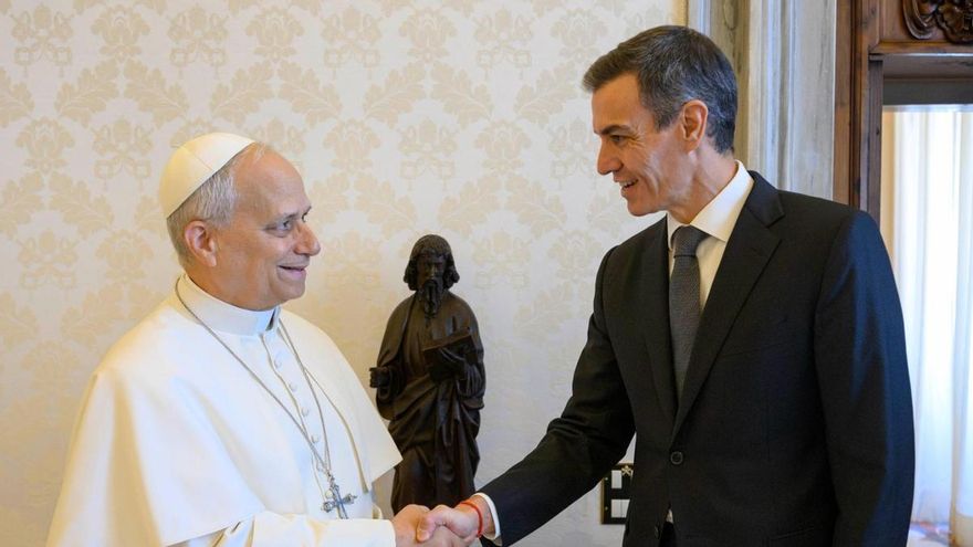 El presidente del Gobierno, Pedro Sánchez, durante su primera audiencia con el papa León XIV en el Vaticano este miércoles. EFE/ Servizio Fotografico Vaticano / Dicastero Per La Comunicazi SOLO USO EDITORIAL/SOLO DISPONIBLE PARA ILUSTRAR LA NOTICIA QUE ACOMPAÑA (CRÉDITO OBLIGATORIO)