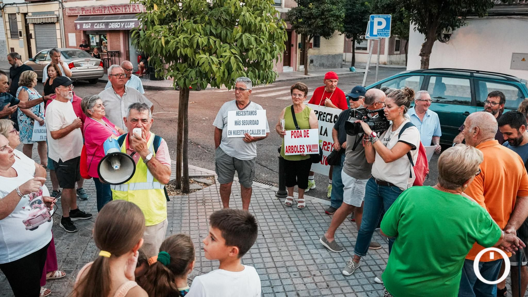 Manifestación de protesta de la AAVV Puente Romano y Guadalquivir Campo de la Verdad en defensa del barrio
