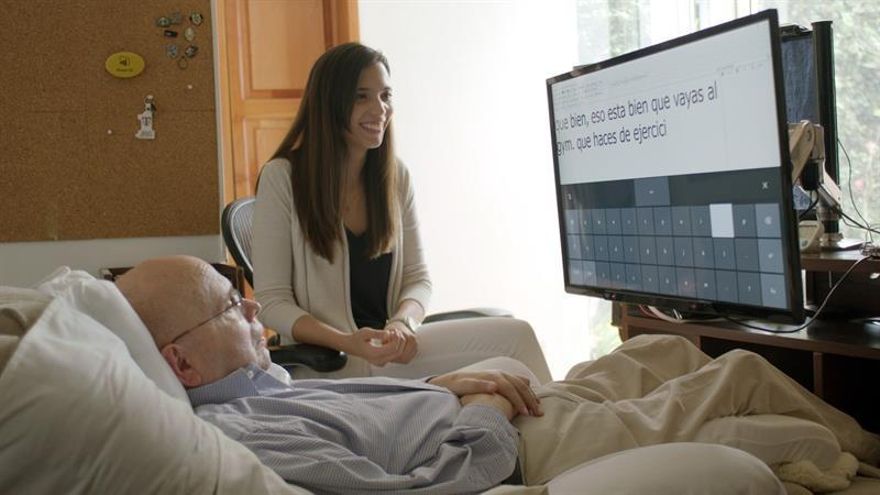 Tecnología permite a un paciente con esclerosis controlar un ordenador con la vista