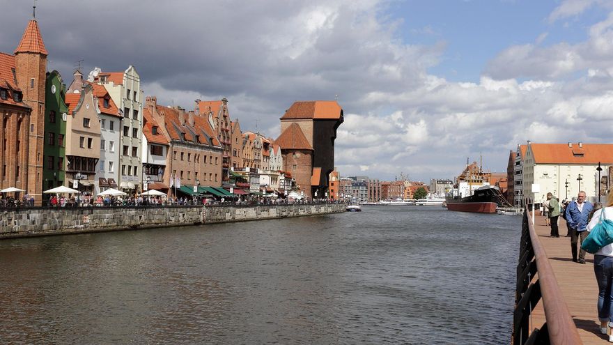 La Grúa Medieval sobresale entre las casas del Puerto de Gdansk.