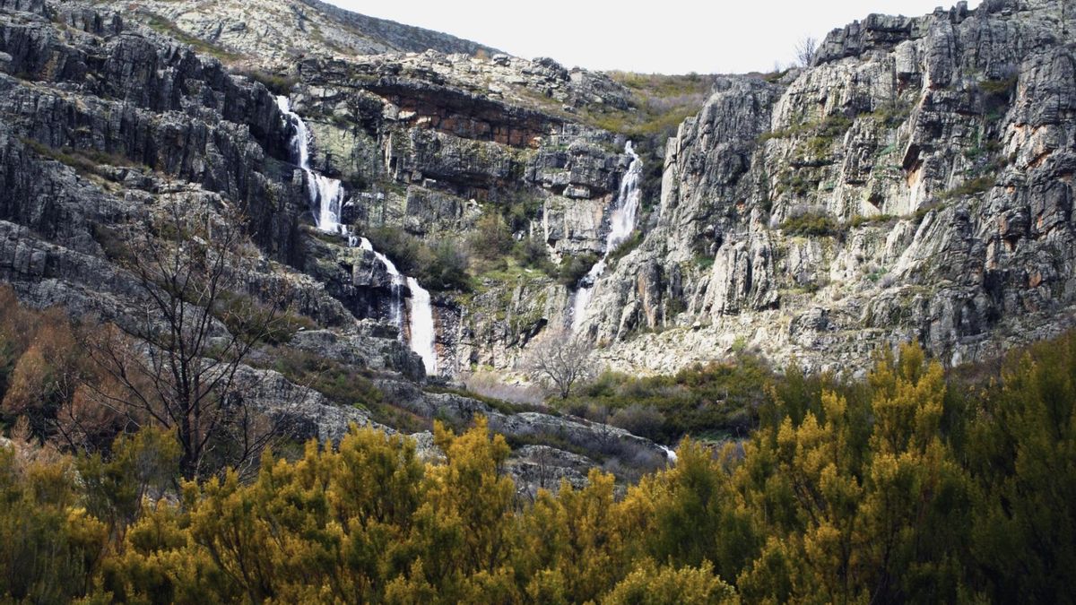 Una ruta para desconectar en este pueblo negro de Guadalajara que lleva hasta una cascada con tres saltos de agua