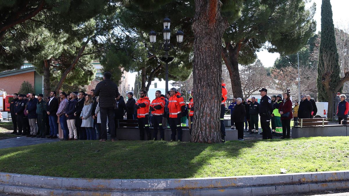 Concentración en Azuqueca de Henares (Guadalajara) como homenaje a los dos guardias civiles fallecidos en Barbate